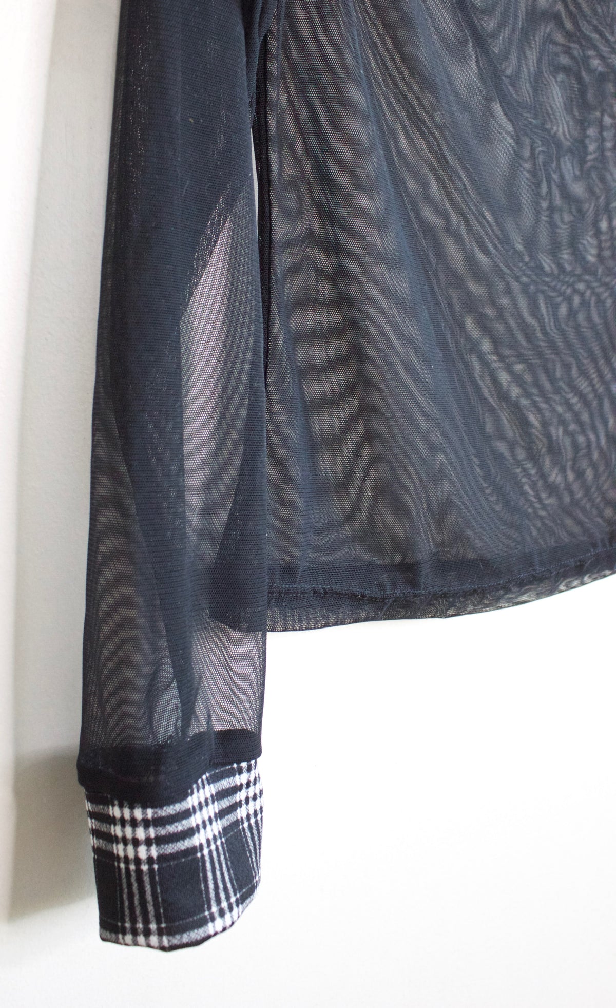 POLERA MESH CUELLO TARTÁN GRIS