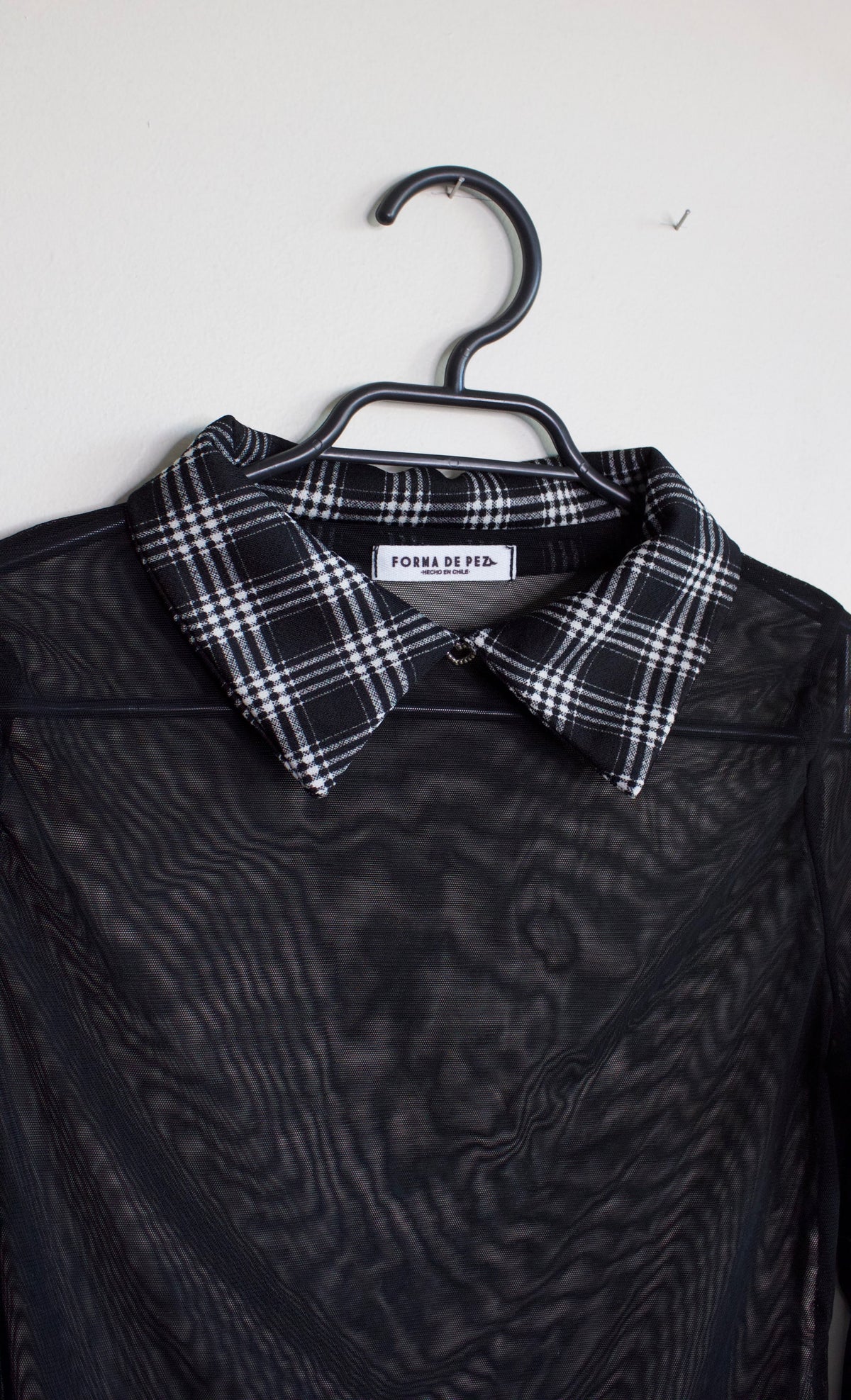POLERA MESH CUELLO TARTÁN GRIS