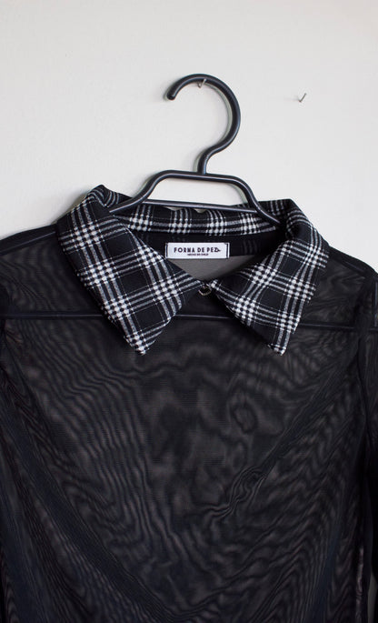 POLERA MESH CUELLO TARTÁN GRIS