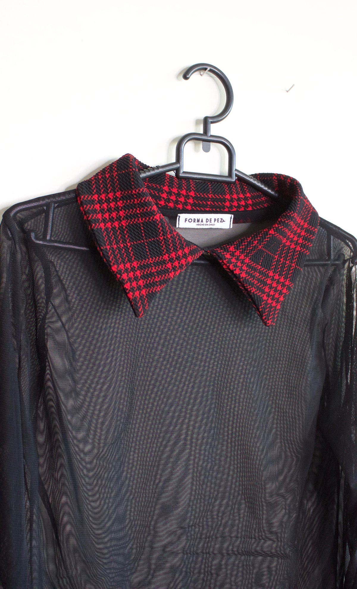 POLERA MESH CUELLO TARTÁN ROJO
