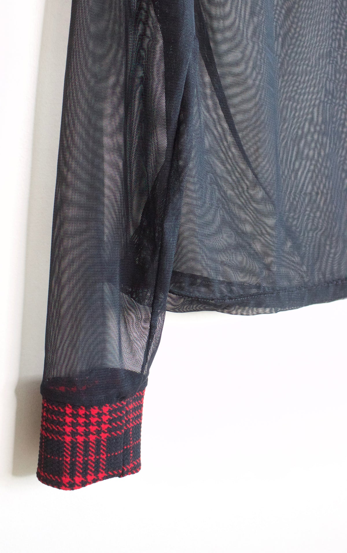 POLERA MESH CUELLO TARTÁN ROJO