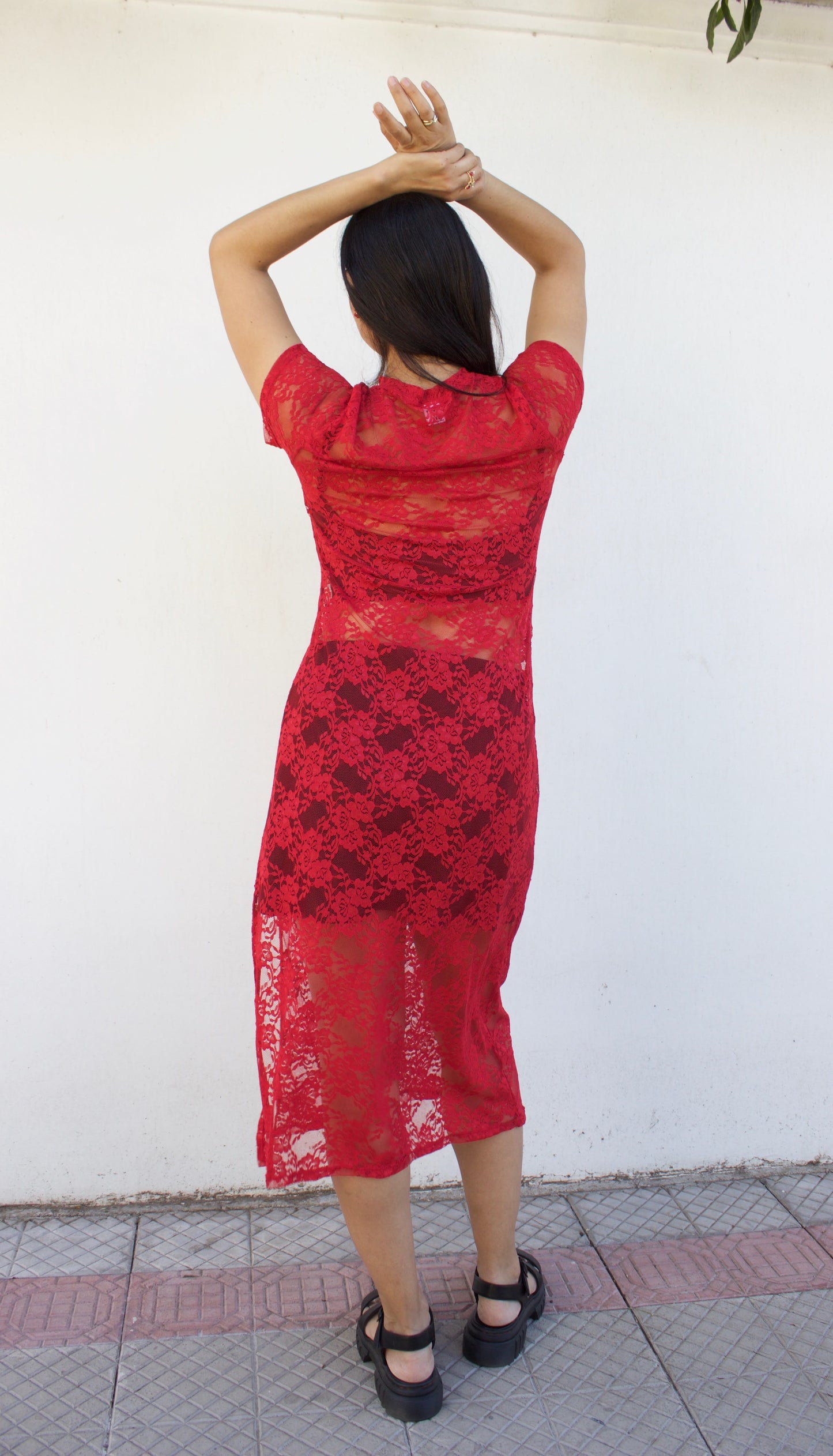 VESTIDO MIDI ENCAJE ROJO MANGA CORTA