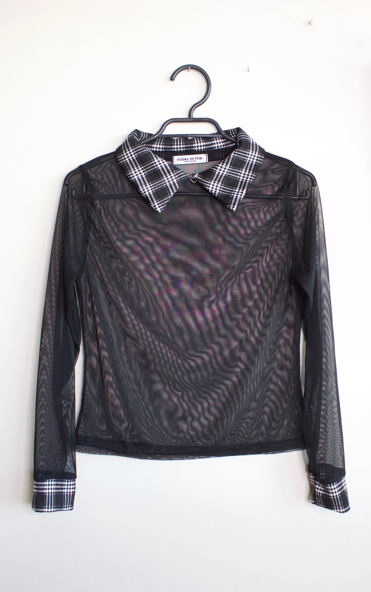 POLERA MESH CUELLO TARTÁN GRIS