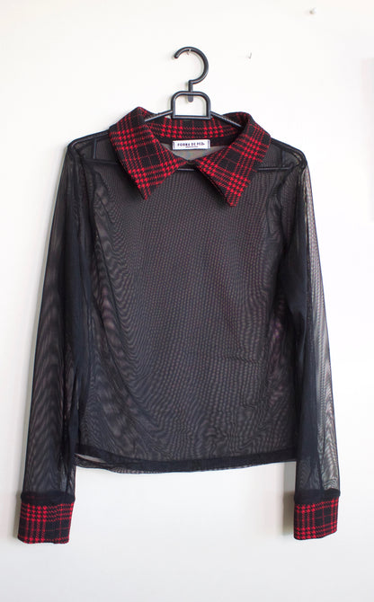 POLERA MESH CUELLO TARTÁN ROJO